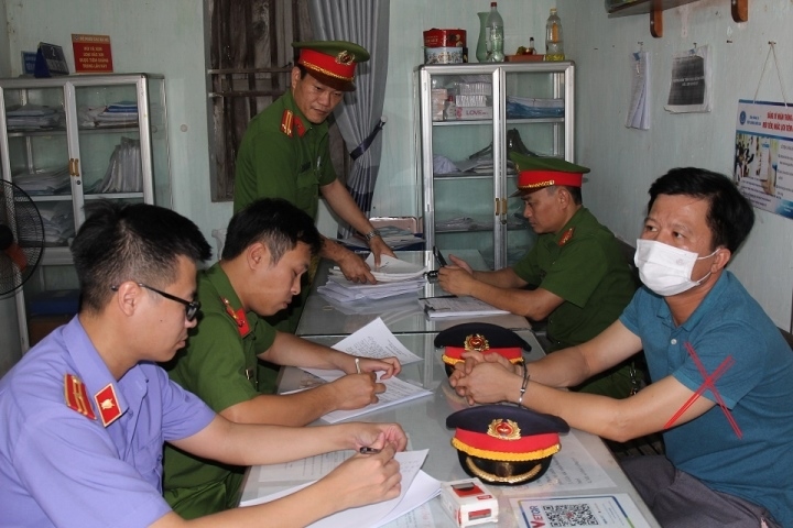 Bắt khẩn cấp nguyên trạm trưởng trạm y tế phường ở Hà Nam