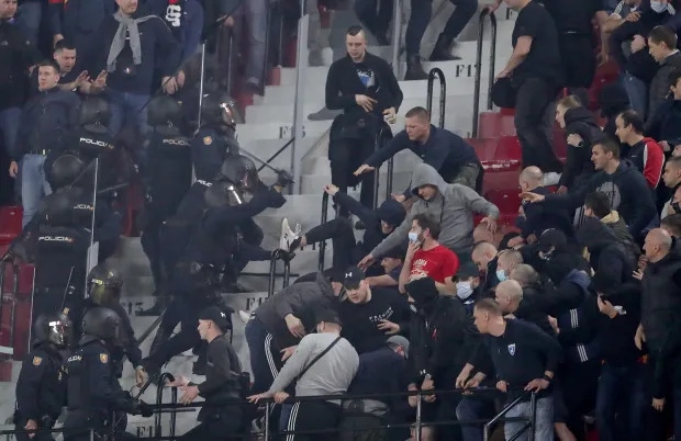CĐV thiệt mạng, trận đấu ở Cúp C1 châu Âu bị tạm hoãn