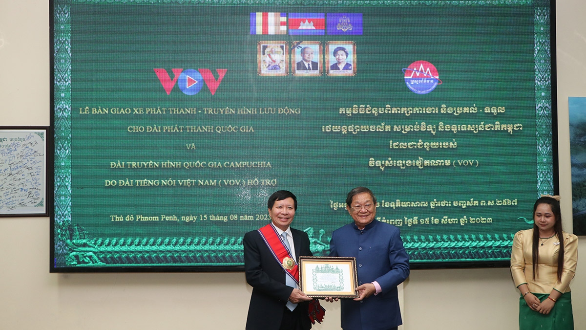 Campuchia tiếp nhận xe phát thanh, truyền hình lưu động do VOV hỗ trợ