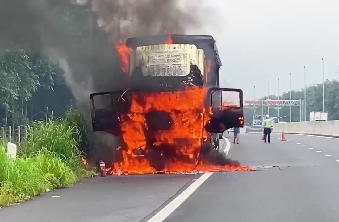 Xe tải bốc cháy trên cao tốc Phan Thiết – Dầu Giây