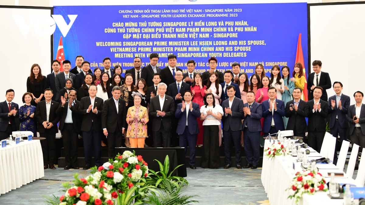Thủ tướng Phạm Minh Chính và Thủ tướng Lý Hiển Long đối thoại với 30 lãnh đạo trẻ