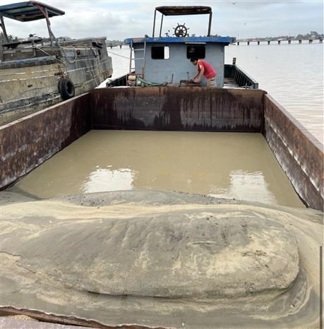 Phát hiện 2 nhóm đối tượng lén lút hút cát trên sông Đồng Nai