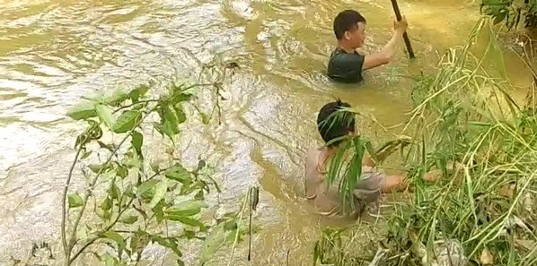 Ngã xuống suối, một cháu bé ở Lào Cai mất tích