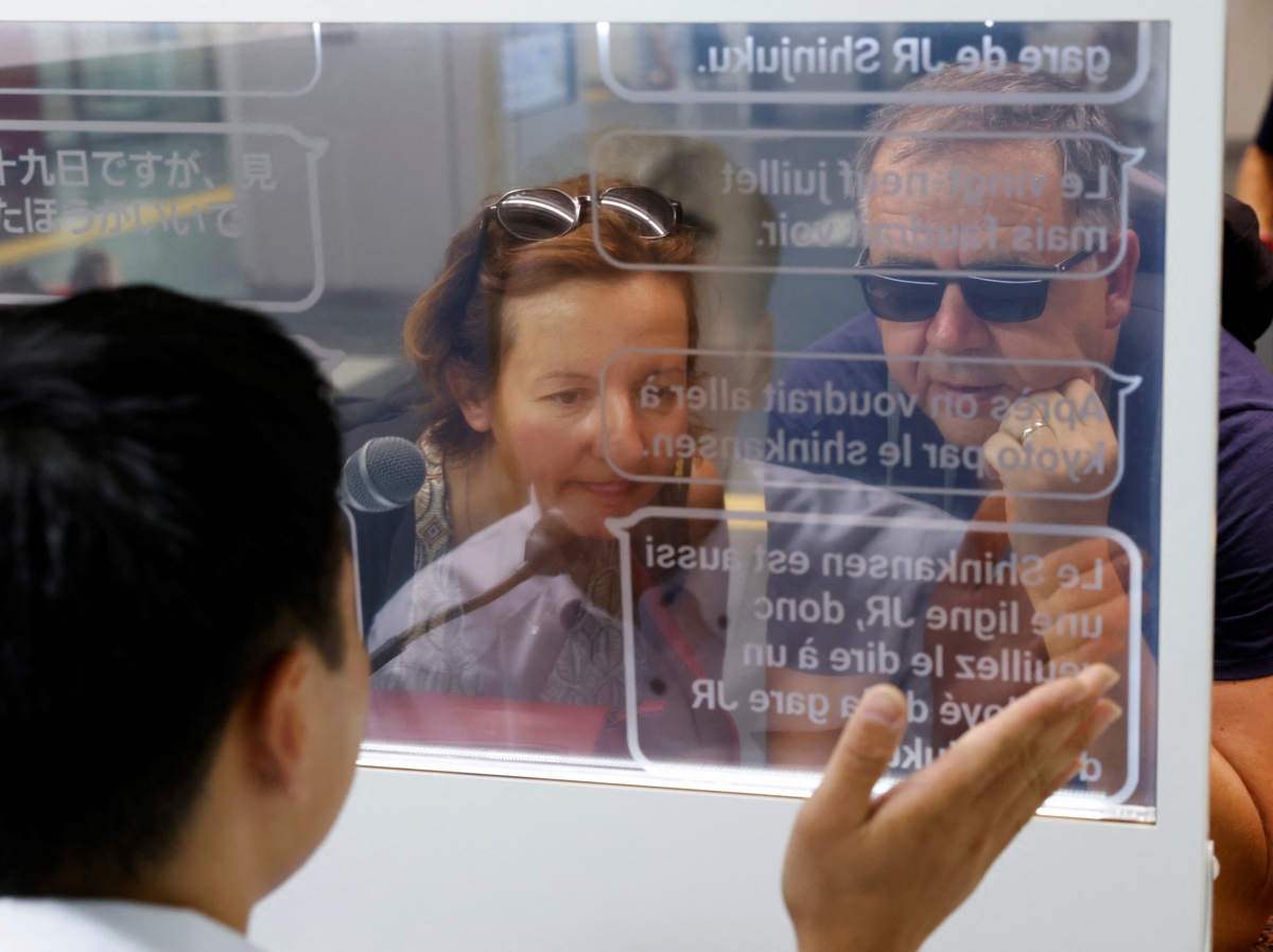 Ấn tượng công nghệ "cửa sổ phiên dịch" tại nhà ga Nhật Bản