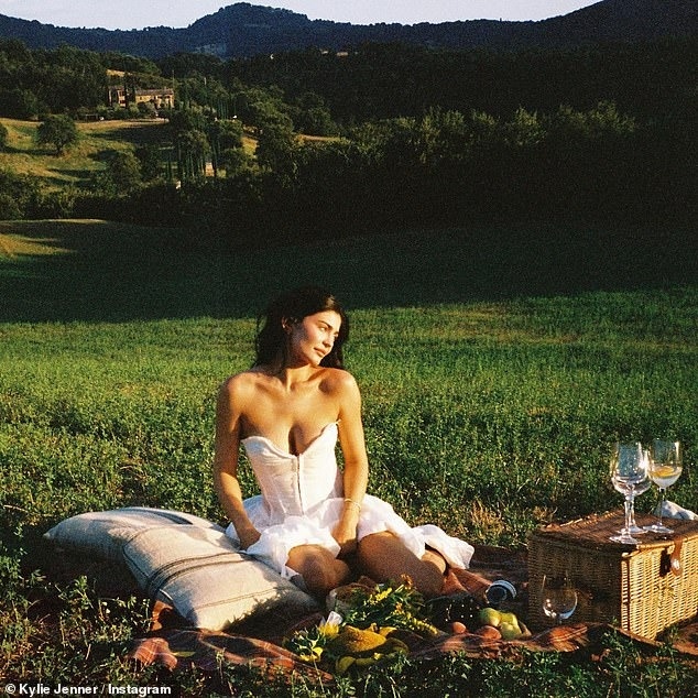 Kylie Jenner hoá nàng thơ trong chuyến dã ngoại tại Italia