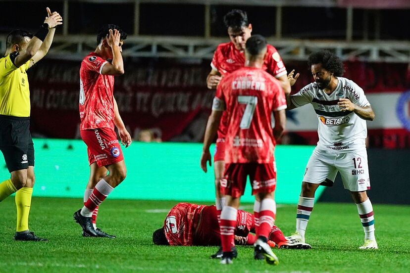 Marcelo bật khóc sau khi khiến đối thủ dính chấn thương kinh hoàng