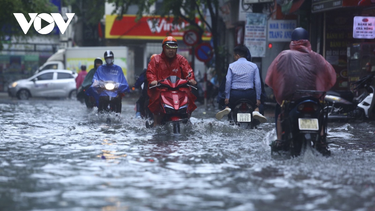 Nhiều tuyến phố Hà Nội bị ngập do mưa