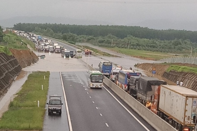 Phó Thủ tướng yêu cầu xử lý tình trạng ngập tại cao tốc Phan Thiết - Dầu Giây