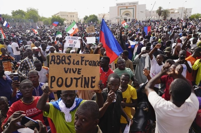 Niger biểu tình ủng hộ phe đảo chính, Pháp hoàn tất sơ tán công dân