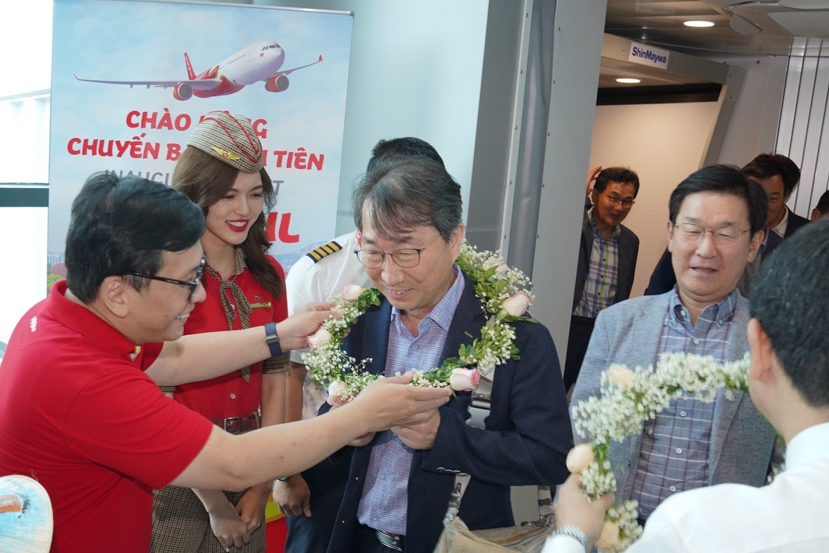 Vietjet đưa những du khách Hàn Quốc đầu tiên đến với nhà ga mới Phú Bài (Huế)