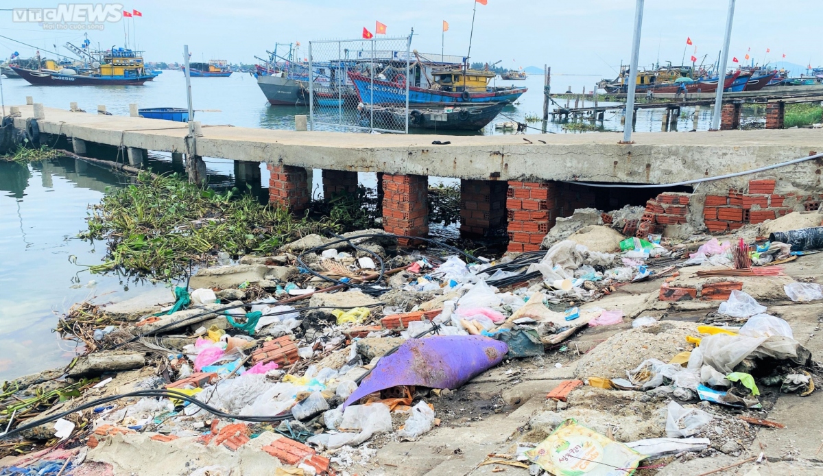 Rác thải bủa vây cảng cá An Lương ở Quảng Nam