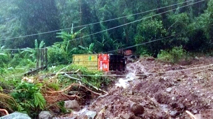 Mưa lớn, sạt lở đường từ Lào về Việt Nam, một tài xế người Việt tử vong