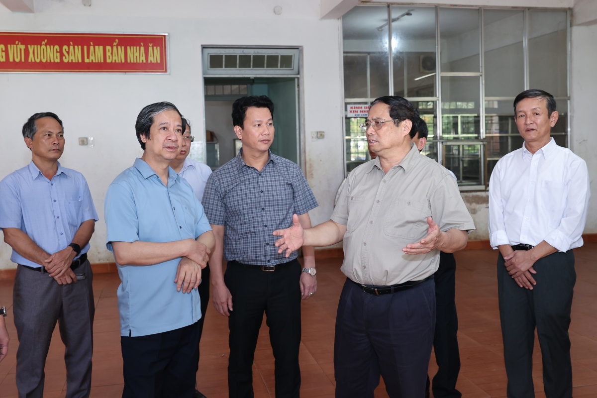 Thủ tướng Phạm Minh Chính đến thăm Trường phổ thông dân tộc nội trú Tu Mơ Rông