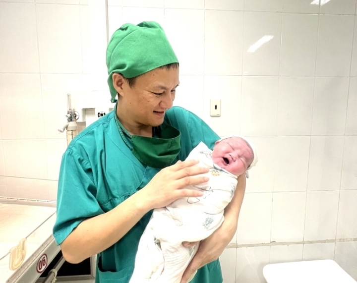 Bé gái ở Quảng Ninh chào đời nặng 5,1kg