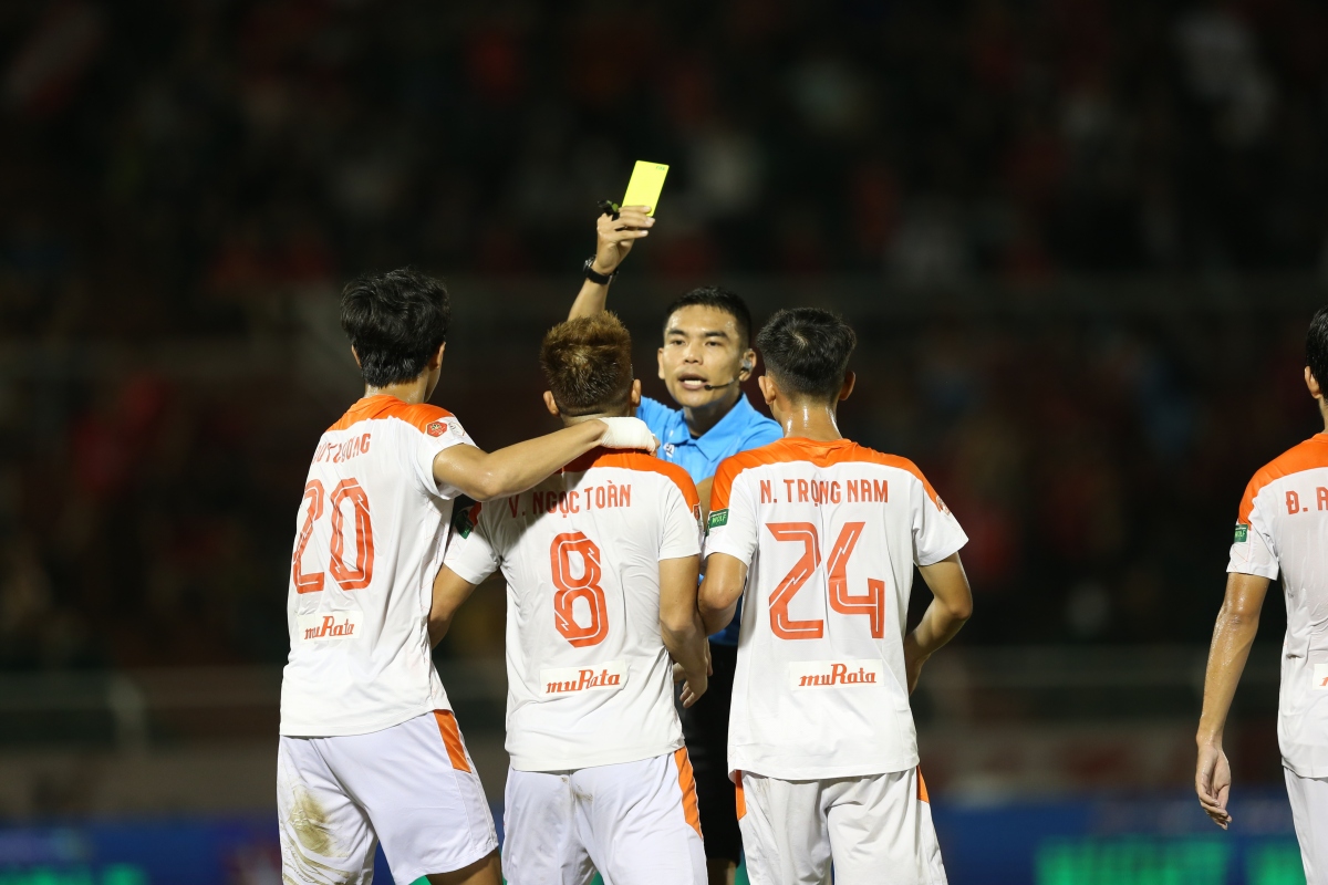''Vua thẻ'' người Thái Lan điều khiển trận CLB CAHN - Hà Nội FC