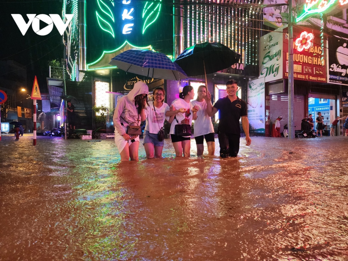 Mưa lớn, thành phố Điện Biên Phủ ngập sâu trong biển nước