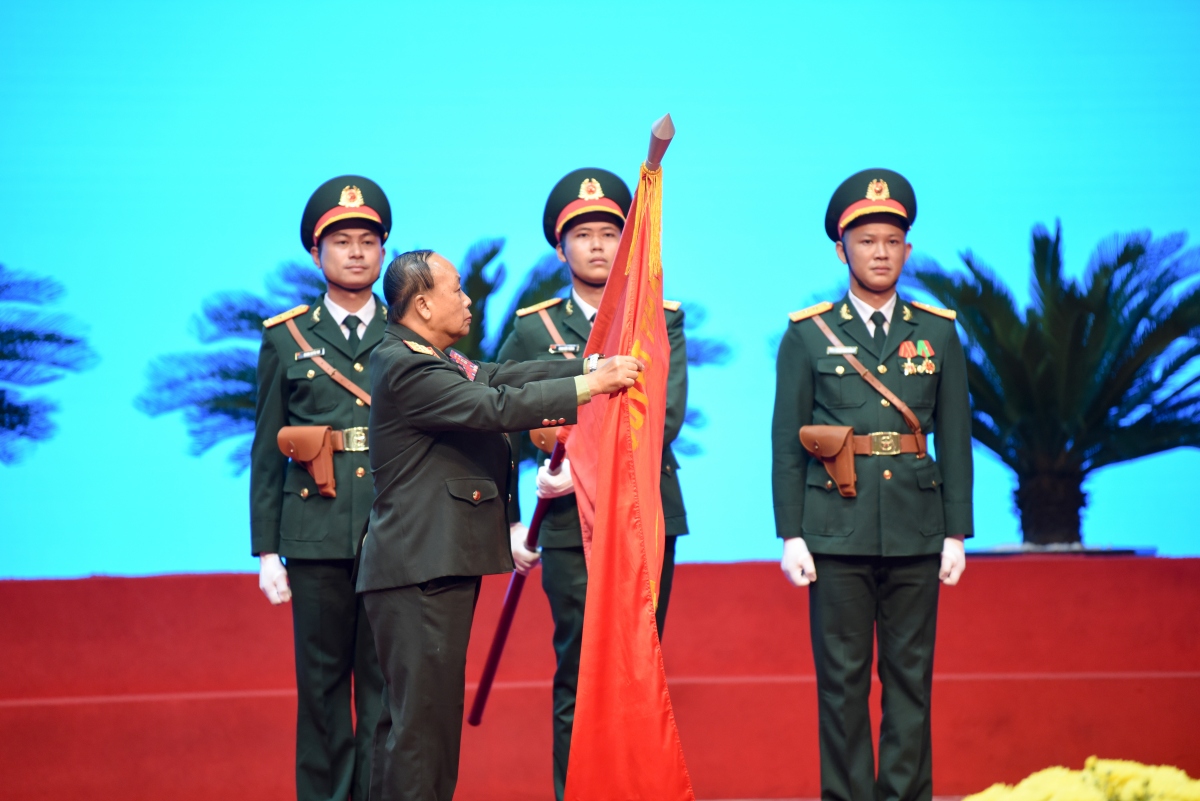Trao tặng Huân chương của Nhà nước Lào cho các tập thể, cá nhân QĐND Việt Nam