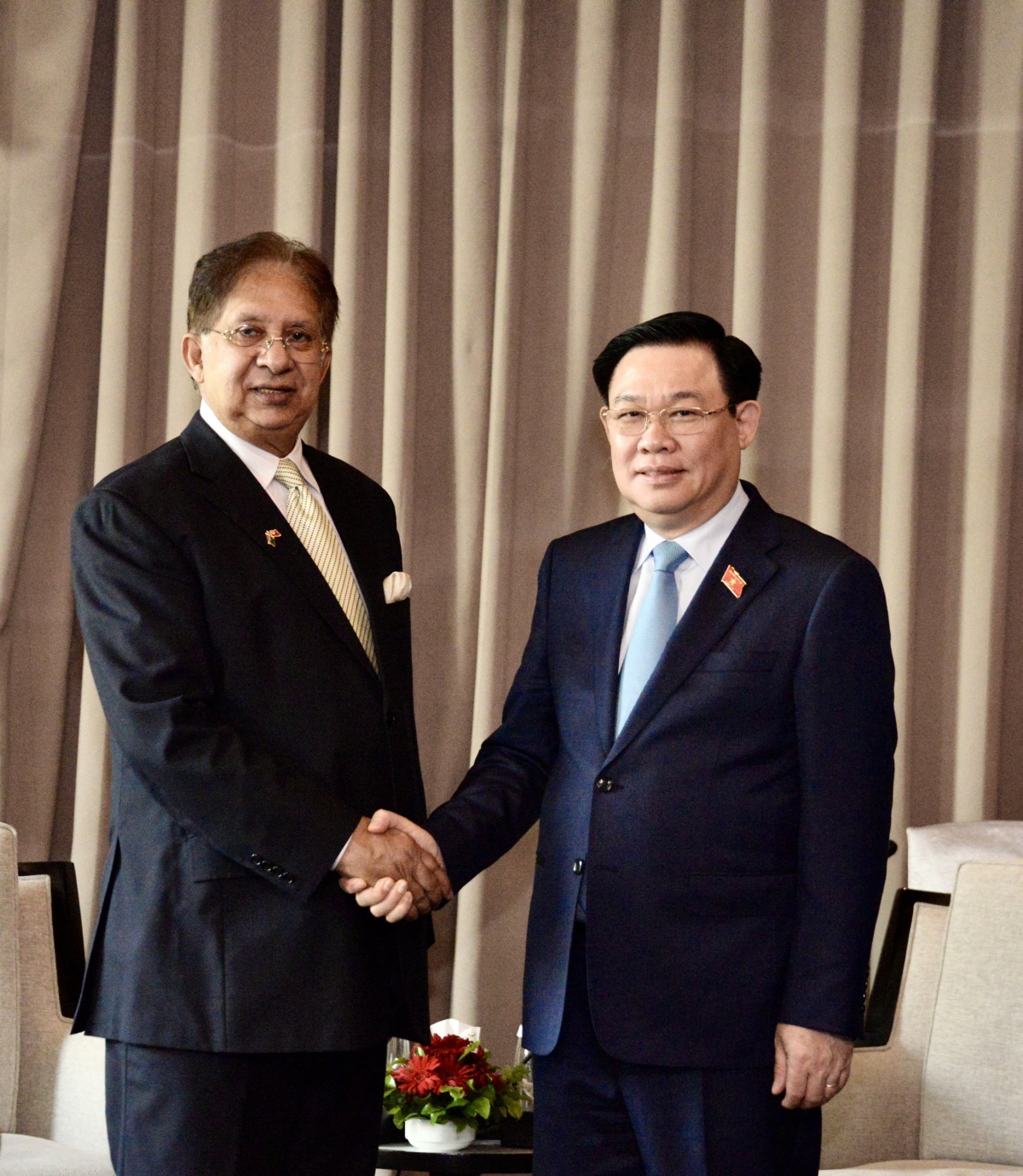 Chủ tịch Quốc hội Vương Đình Huệ tiếp Chủ tịch Hội hữu nghị Bangladesh-Việt Nam