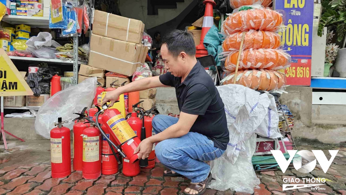 Phòng thân khi có cháy, dân chung cư mini phá "chuồng cọp", mở ban công