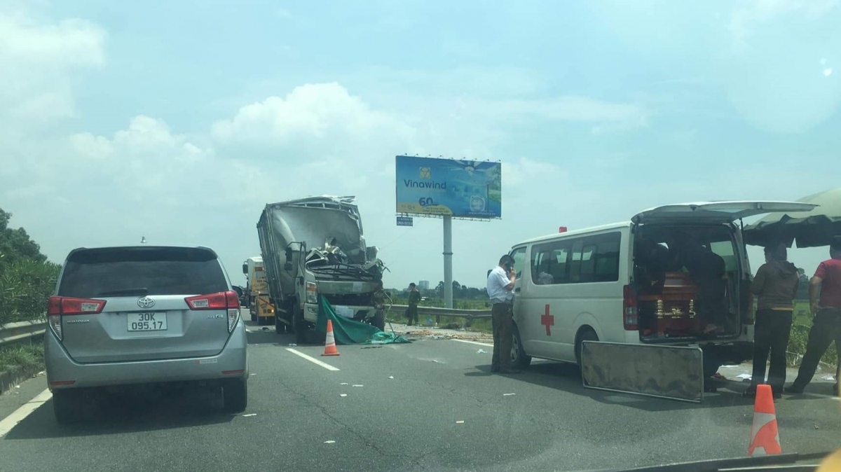 Tài xế xe tải tử xong sau khi tự đâm xe vào hộ lan trên cao tốc Nội Bài-Lào Cai