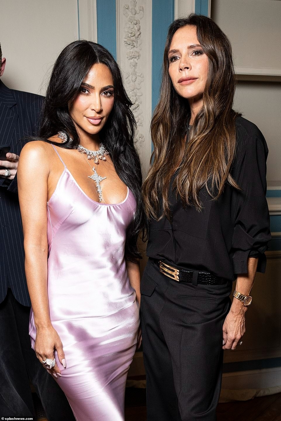 Kim Kardashian khoe sắc quyến rũ tại show thời trang của Victoria Beckham