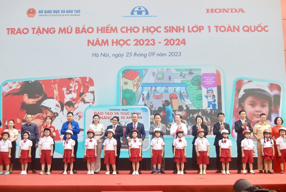 Honda Việt Nam trao tặng 2 triệu mũ bảo hiểm cho học sinh lớp 1
