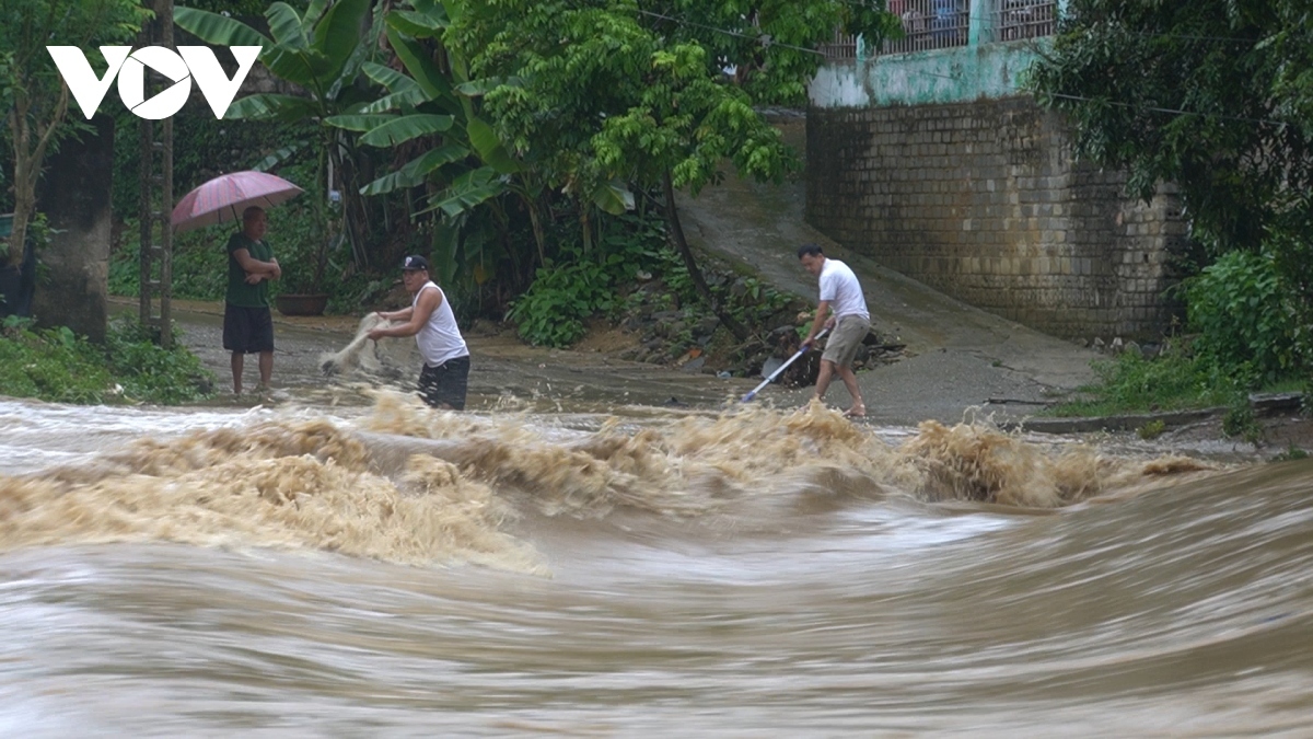 Áp thấp nhiệt đới gây mưa cực lớn, nguy cơ xảy ra lũ quét và sạt lở đất rất cao