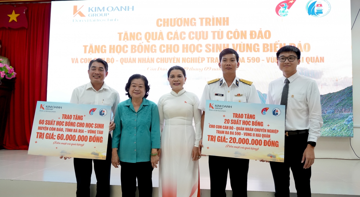 Quỹ Từ thiện Kim Oanh tặng học bổng tại Côn Đảo