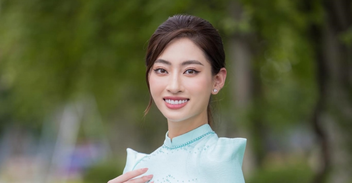 Hoa hậu Lương Thùy Linh khoe dáng thon với áo dài cách điệu