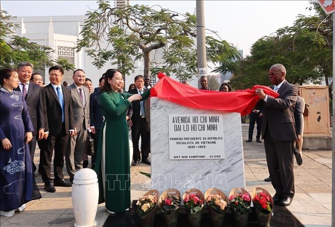 Phó Chủ tịch nước dự lễ khai trương biển tên và dâng hoa tại Đại lộ Hồ Chí Minh