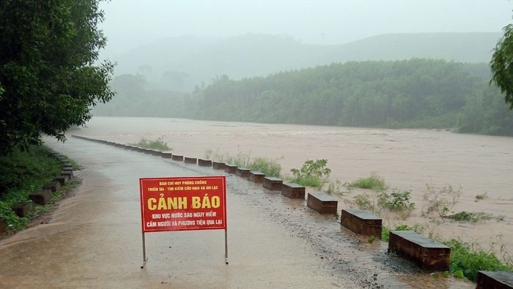 Mưa lớn gây sạt lở, 20 hộ dân phải sơ tán ở Bắc Giang