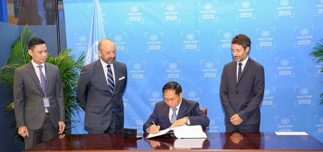 Bộ trưởng Ngoại giao Bùi Thanh Sơn ký Hiệp định về Biển cả