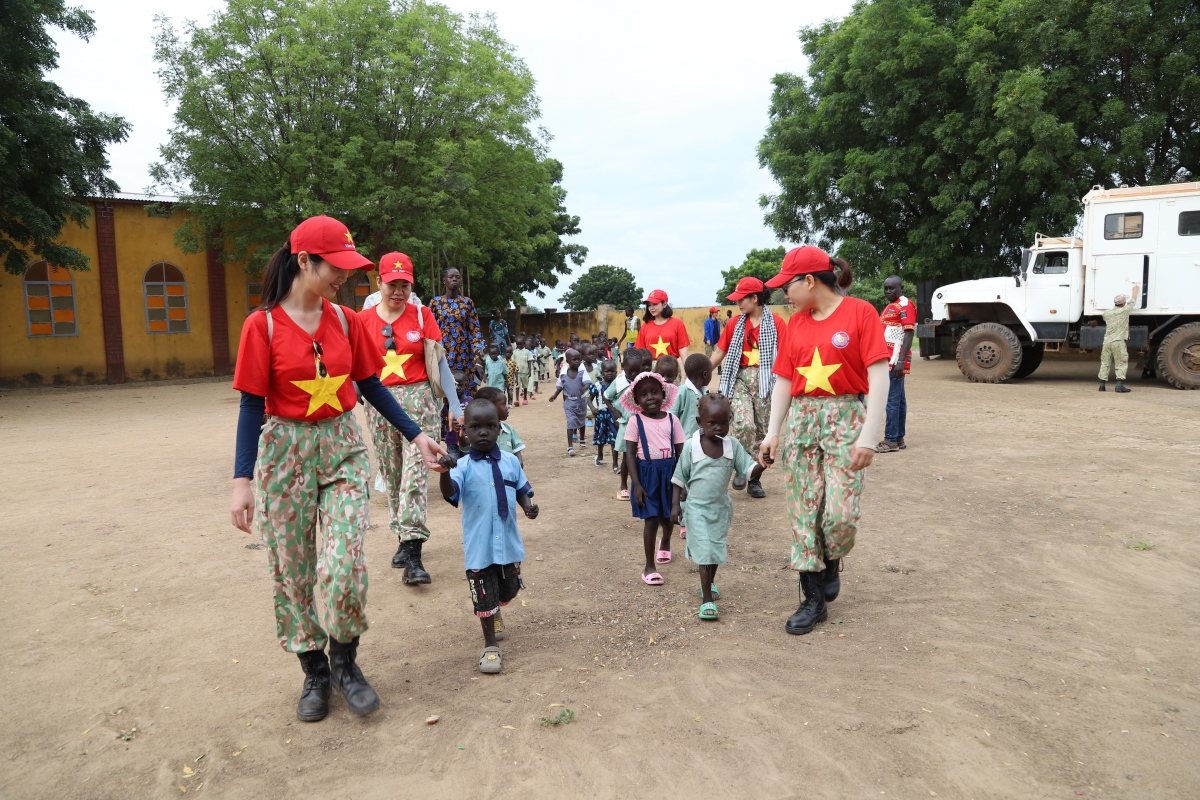 Lực lượng Gìn giữ hòa bình Việt Nam hỗ trợ trẻ em khu vực Abyei