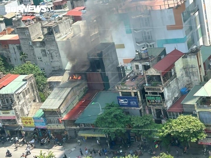 Nhà 3 tầng ở Hà Nội bốc cháy kèm nhiều tiếng nổ lớn