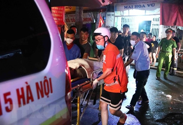 Vụ cháy chung cư mini ở Hà Nội: Có người dùng thang dây tụt xuống đất an toàn