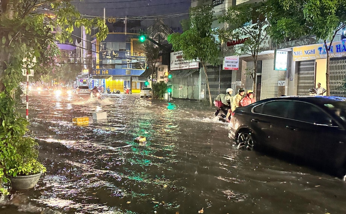 Mưa lớn bất ngờ, nhiều tuyến đường ở thành phố Quy Nhơn ngập cục bộ