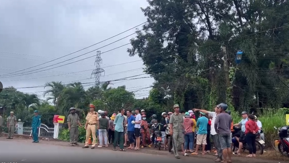 Công an điều tra nguyên nhân cái chết bất thường của người phụ nữ bên đường