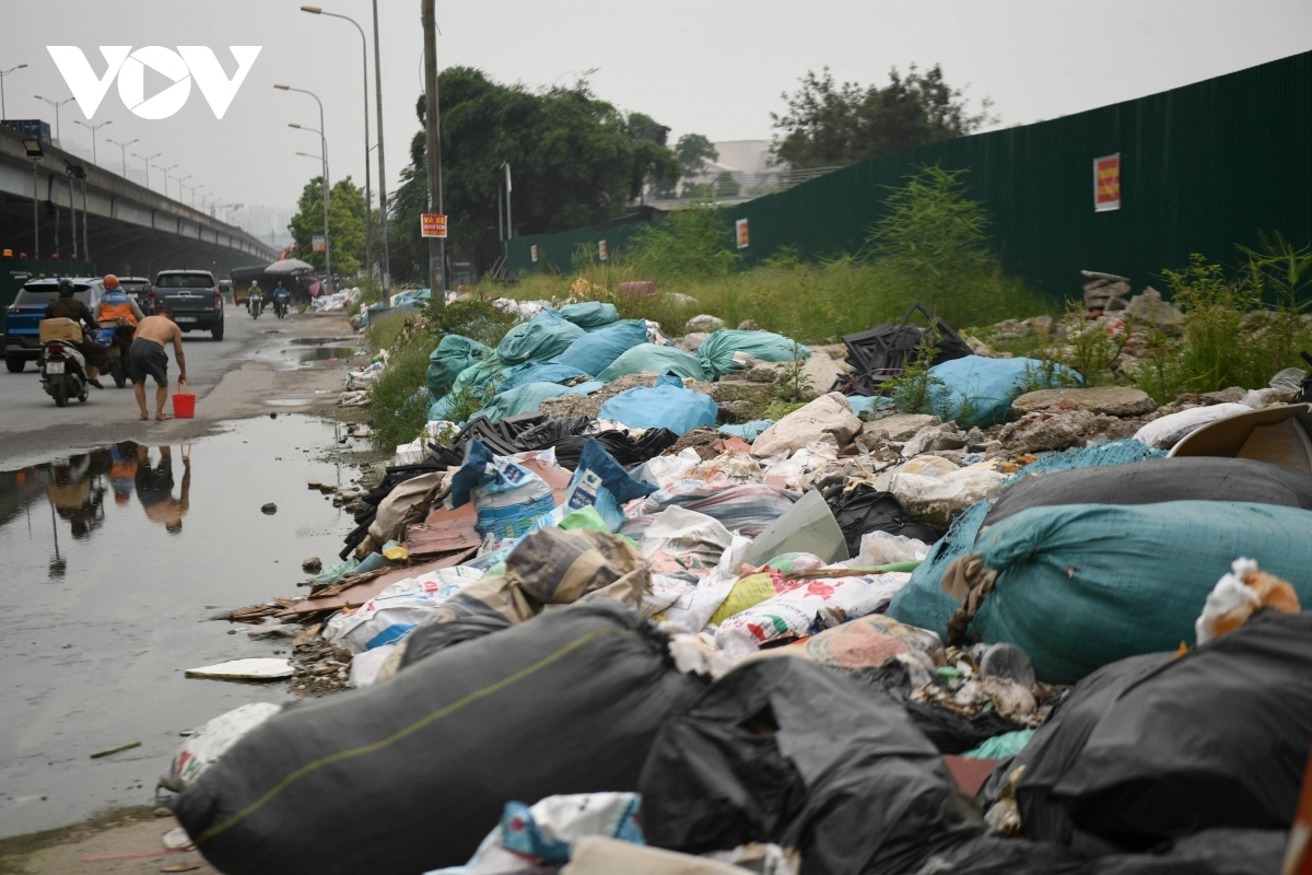 Hà Nội: UBND Phường Đại Kim lên tiếng về bãi rác khổng lồ tại đường Nguyễn Xiển