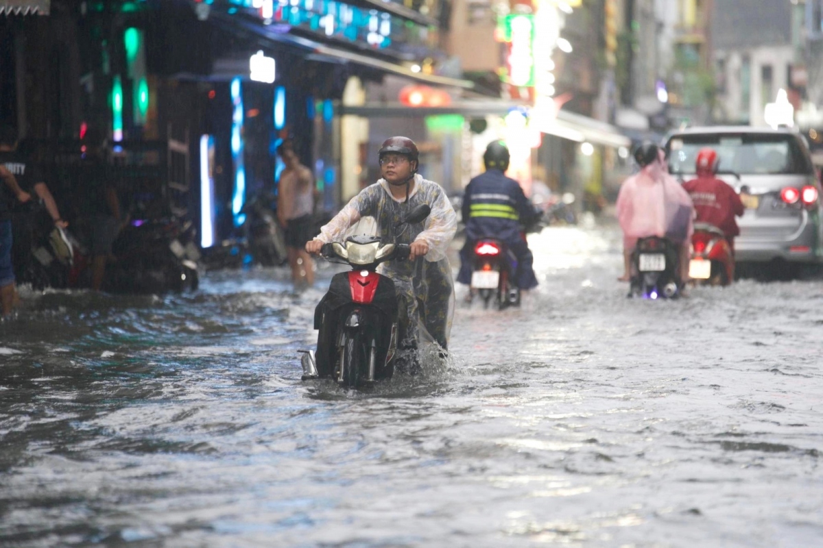 Thời tiết hôm nay 19/9: Miền Bắc có mưa rào và đông, đề phòng lốc, sét