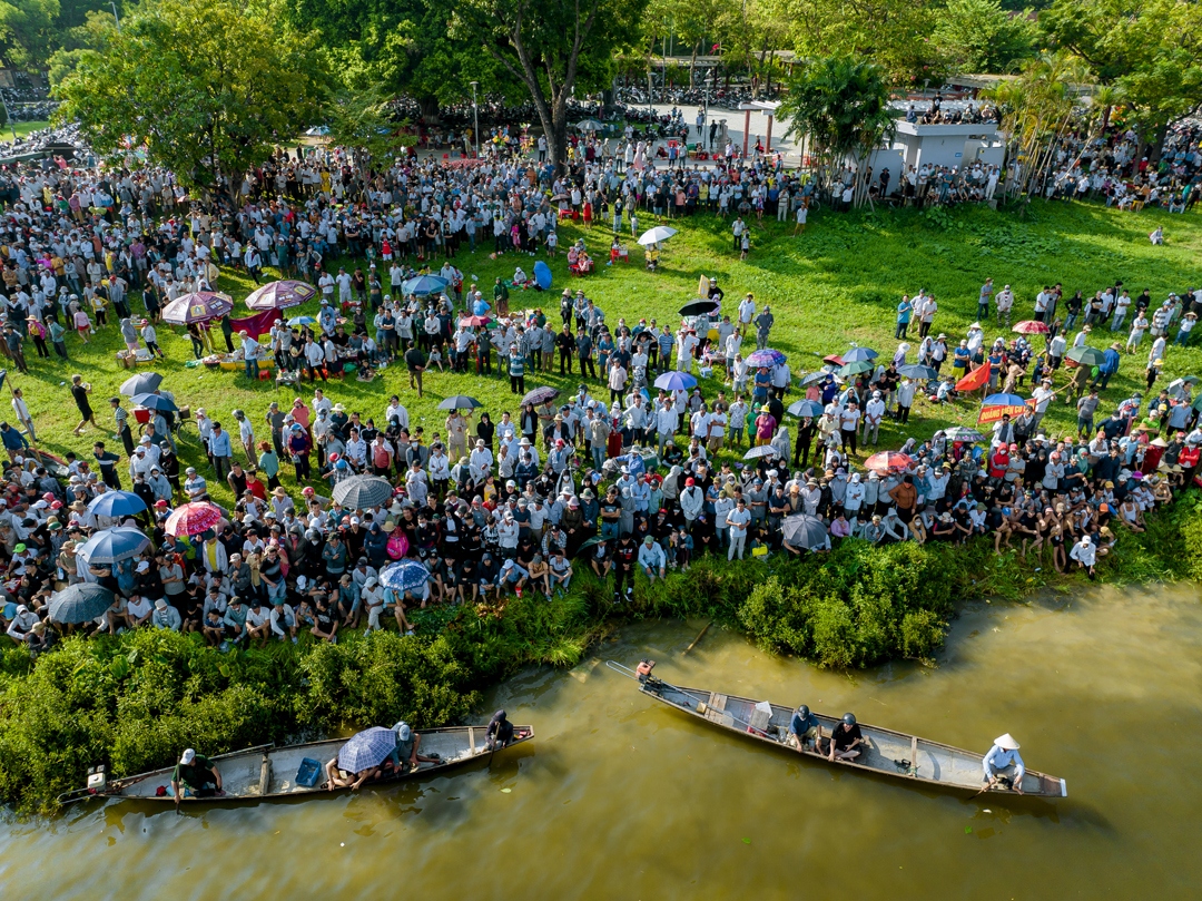Đông nghịt người dân cổ vũ đua thuyền ngày Quốc khánh bên dòng Hương Giang