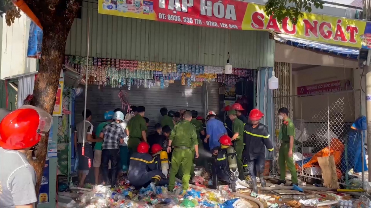 Cháy cửa hàng tạp hóa khiến 1 người bị thương nặng