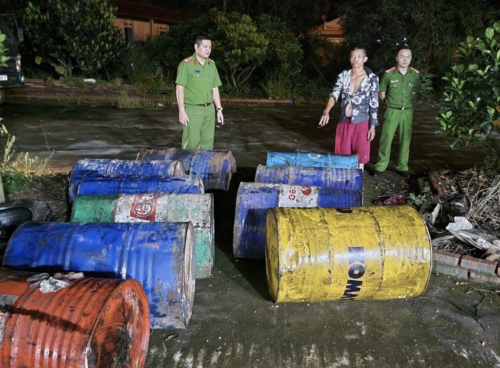 Thu giữ 2.000 lít dầu máy không rõ nguồn gốc ở Quảng Ninh