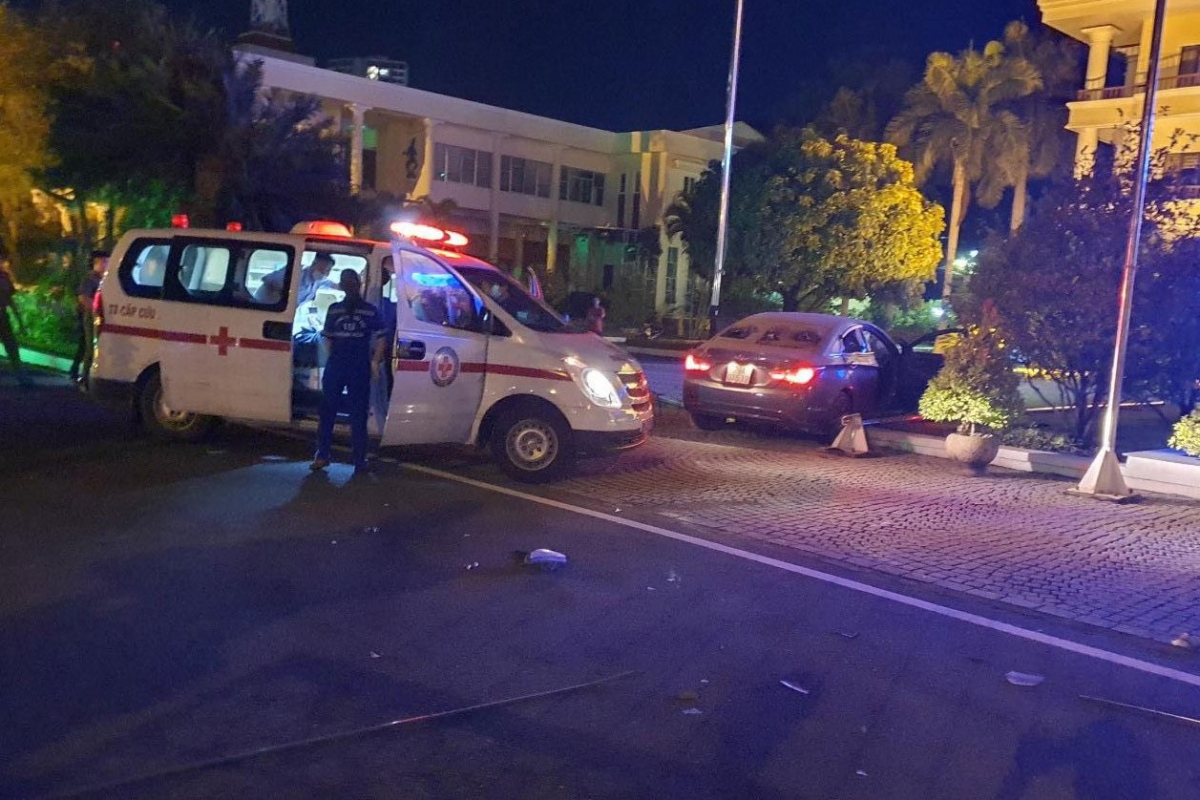 Người lái xe ô tô tông vào cổng trụ sở UBND tỉnh Khánh Hòa đã tử vong