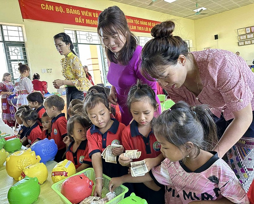 Nhiều món quà ý nghĩa cho học sinh vùng khó Điện Biên ngay đầu năm học mới