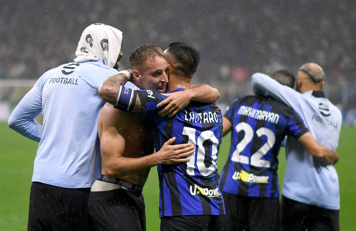 Inter ''hủy diệt'' AC Milan trong trận derby kinh điển, tạm dẫn đầu Serie A