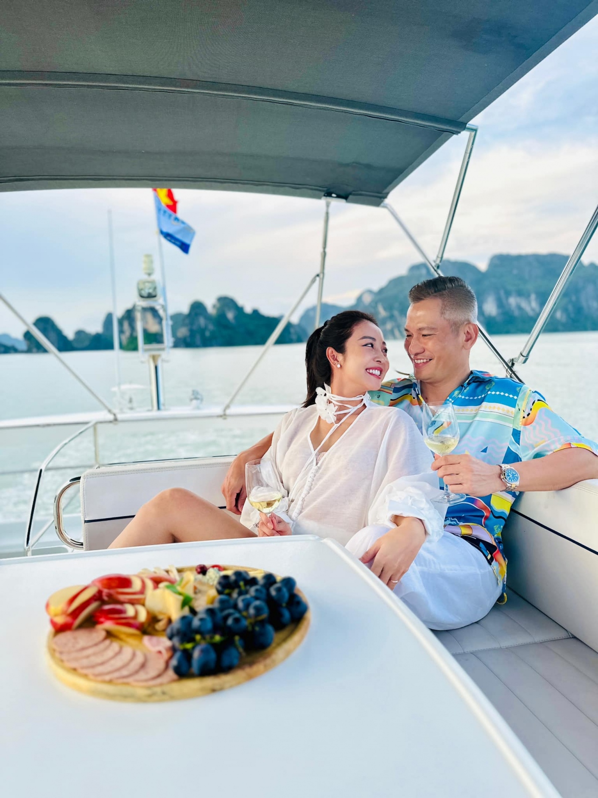 Khoảnh khắc ngọt ngào của vợ chồng Jennifer Phạm trên du thuyền ở Vịnh Hạ Long