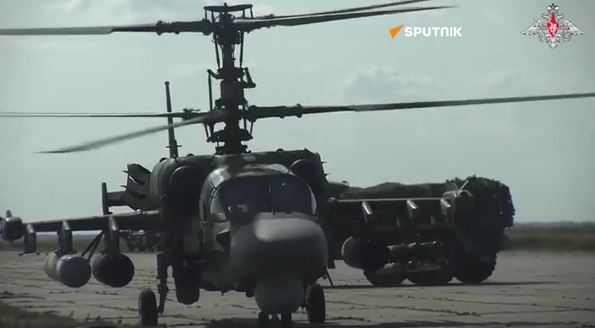 "Cá sấu" Ka-52 của Nga phá hủy trung tâm kiểm soát và xe bọc thép Ukraine