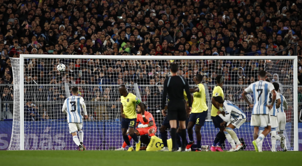 Messi đá phạt "thần sầu", Argentina thắng trận ra quân vòng loại World Cup 2026