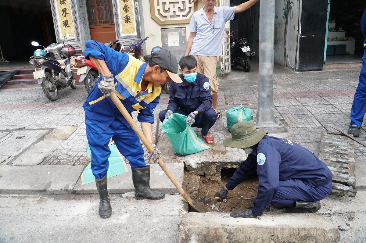 Nhiều rác thải, xà bần được nạo vét chống ngập tại Đà Nẵng