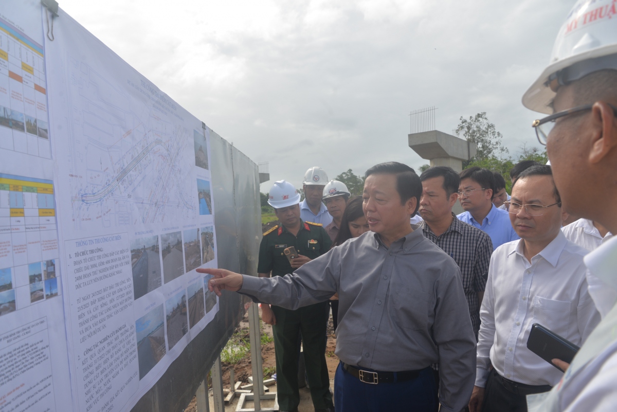 Phó Thủ tướng kiểm tra, khảo sát công trình đường cao tốc Cần Thơ - Cà Mau
